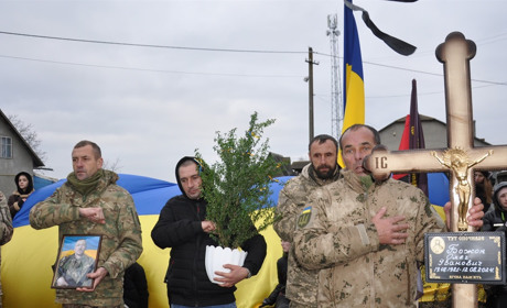 Через шістнадцять місяців після загибелі у рідній землі спочив десантник з Лосяча Божок Олег