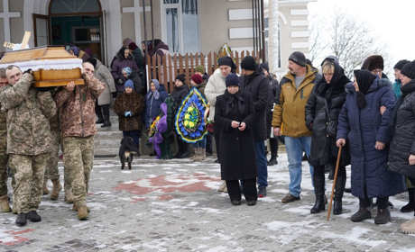 Перше прощання цієї зими. У Лісогірці провели в останню путь загиблого Героя Олександра Раднюка