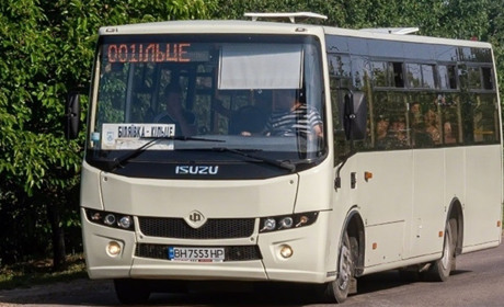 У Біляївці на проводи працюватиме спецрейс автобусу, який їхатиме до кладовищ: детальний розклад