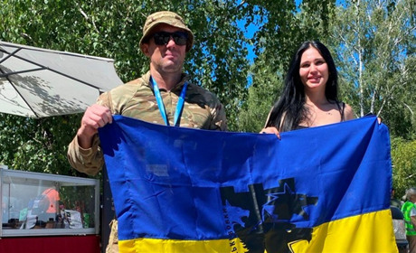 Військовий із Сарн подолав кілометр на милицях у благодійному забігу