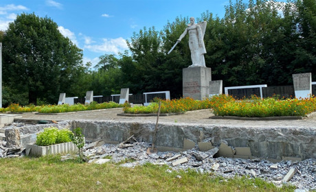 Фото дня: в Барі почали ремонтувати пам'ятний знак на честь воїнів-визволителів