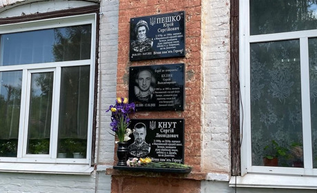 У Макошиному відкрили меморіальну дошку на честь загиблих захисників-односельців
