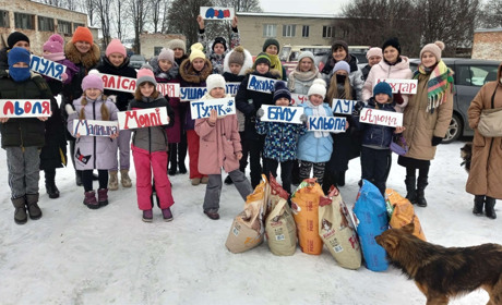 У Переяславі діти зробили таблички з кличками собак із притулку