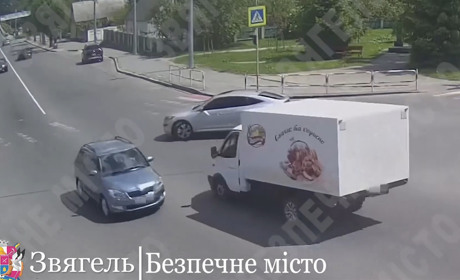 Автівка пошкодила конструкцію в центрі, а інші дві не розминулися на перехресті: відео ДТП у Звягелі