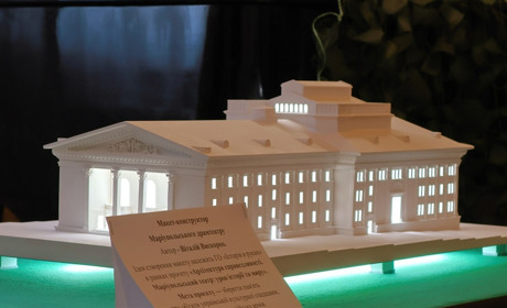 У Сарнах презентували макет Маріупольського драмтеатру: очевидці діляться спогадами про це місце