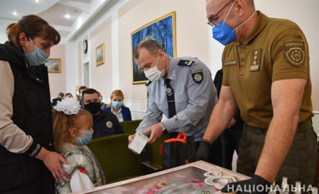 Дівчинці, яка втекла від злочинця і допомогла його затримати, поліція подарувала годинник і ляльку