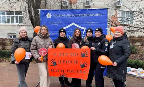 У Славуті поліцейські розповідали перехожим про способи подолання насильства