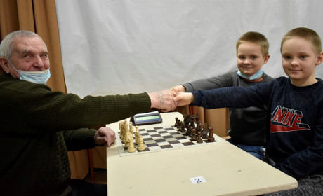 Найстаршому 81, наймолодшому – 9: стартував чемпіонат Жмеринської громади з шахів