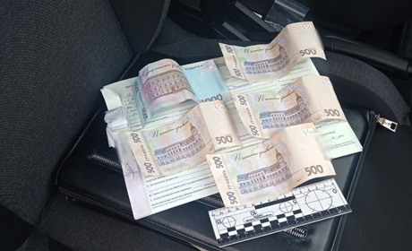 Поклав 3 000 гривень до салону службового авто: поліцейські задокументували спробу підкупу