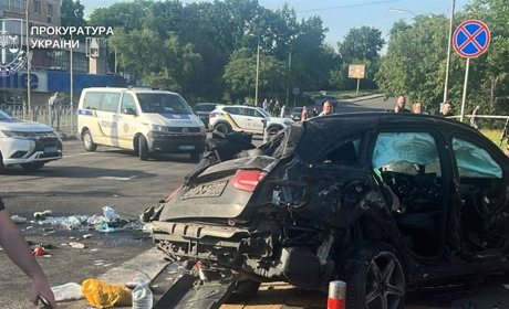 У Києві Mercedes влетів у підземний перехід: загинули четверо людей, серед них дитина