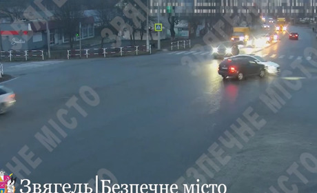 Три дорожньо-транспортні пригоди на перехрестях Звягеля: відео системи "Безпечне місто"