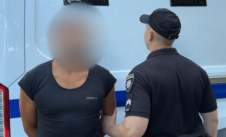 Жорстоке вбивство-помста в Одесі: чоловіка побили, замотали у штору і винесли помирати на вулицю