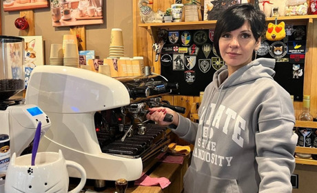 Відкрила кавʼярню в Херсоні після підриву Каховської ГЕС: історія успіху з котиками