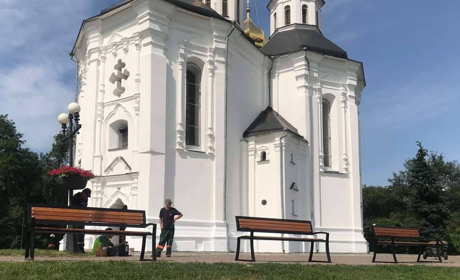 Біля Катерининки встановили нові лавки та смітники. Фотофакт