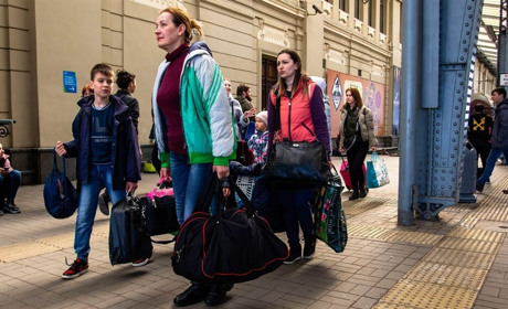 Яку підтримку можуть отримати жителі, евакуйовані з небезпечних територій: куди звертатись