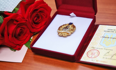 У Вараському районі шестеро жінок отримали почесне звання «Мати-героїня»