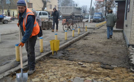 В центрі Біляївки ремонт: відновили будівництво вулиці Костіна. Жителів чекатимуть незручності