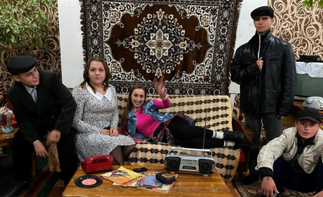 У Барському ліцеї №1 провели благодійну дискотеку у стилі 90-х: долучилися учні, вчителі та кішка