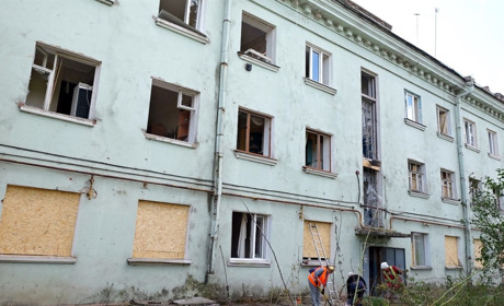 У центрі Шостки триповерхівка вже вчетверте постраждала від ворожих ударів