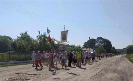 Проща до Зарваниці: 5 днів під палючим сонцем, втомлені, але щасливі, бо з вірою у серцях