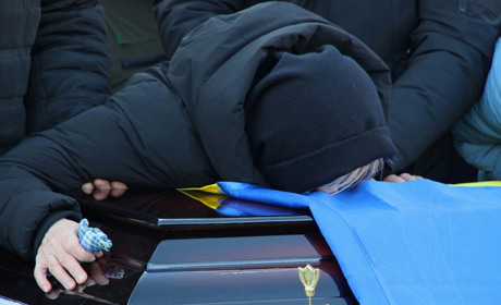 Війна забрала єдиного сина: у Нетішині попрощалися із захисником-добровольцем Дмитром Олексюком