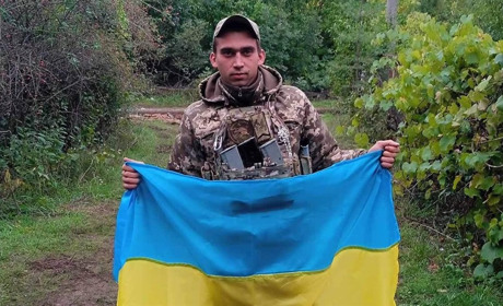 "Соколики" Переяславщини передають учням шкіл прапори України, дякуючи за віру в ЗСУ