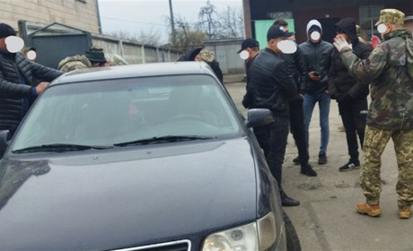 Свідома провокація чи необачність – молодики у центрі Володимирця провокували поліцію і військових