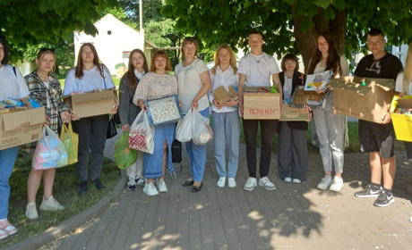 Замість останнього дзінка:випускники 6 школи прийшли з гостинцями до бійців, які лікуються в шпиталі