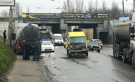 У Херсоні сталась ДТП за участі автобуса та вантажівки