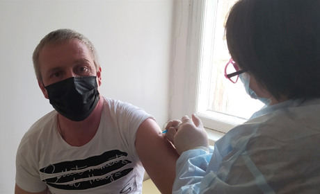 На Менщині триває вакцинація від COVID-19. Щеплення отримали майже тисяча пацієнтів