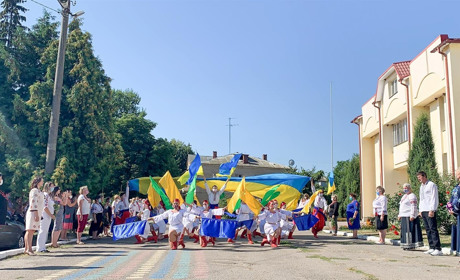 Урочиста хода і патріотичний флеш-моб: у Ржищеві святкували День Незалежності і створення громади