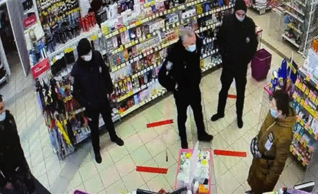 У Жмеринці озброєна ножем жінка напала на продавця магазину та вимагала гроші