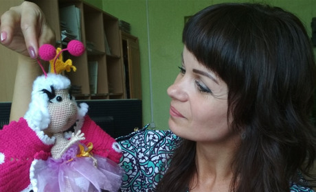 Від рукавиць до казкових героїв: землевпорядник Тетяна Грищук в’яже дитячі та інтер’єрні іграшки