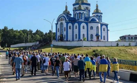 У Нетішині громада змусила священників УПЦ МП та їхніх прихильників покинути храм