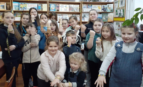 Для дітей провели майстер-клас із виготовлення патріотичних браслетів