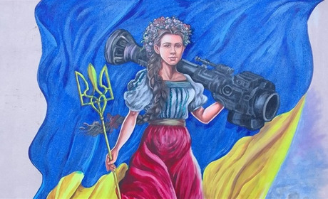 Леся Українка з джавеліном: художник на Житомирщині створив патріотичний мурал