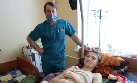 Молодому хлопцю бензопилою відрізало ногу. І червоноградські медики змогли її пришити!
