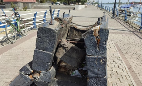 З херсонської набережної зникла чавунна гармата. Вкрали чи ремонтують? Ми дізнались