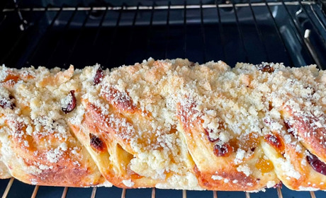 Готуємо сьогодні: смачна та легка в приготуванні сирна плетінка або кекс