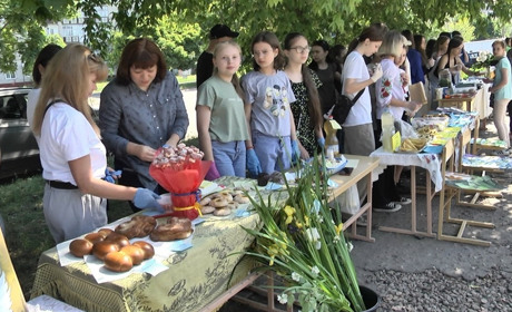 У гімназії відбувся благодійний ярмарок на підтримку ЗСУ: скільки коштів зібрали