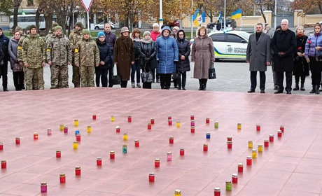 В Измаиле зажгли свечи в дань памяти жертв голодоморов (видео)