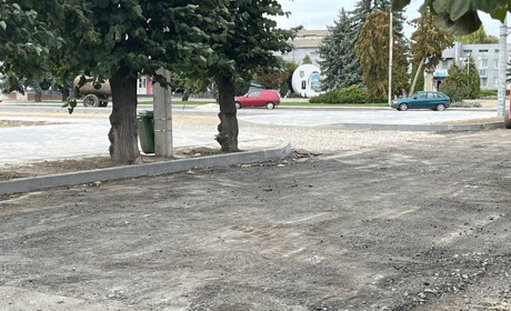 В Барі почали облаштовувати парковку біля бібліотеки: фото