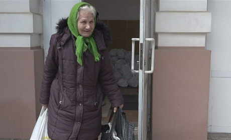 Переселенці з Луганщини отримали у березні 3 тис продуктових наборів. Які гумхаби видавали