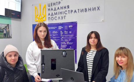 Усі послуги — у валізі: хто може оформити документи без візиту в Сарненський ЦНАП