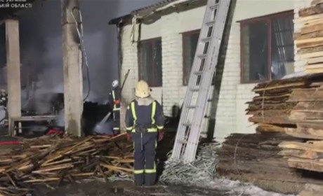 У Шостці біля ТЕЦ горіли пиломатеріали (відео)