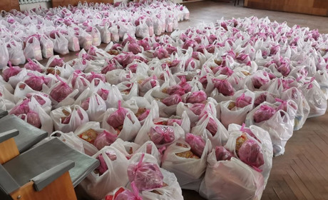 750 продуктових наборів роздали волонтери БФ «Нью-Ренесанс» переселенцям у Смілі