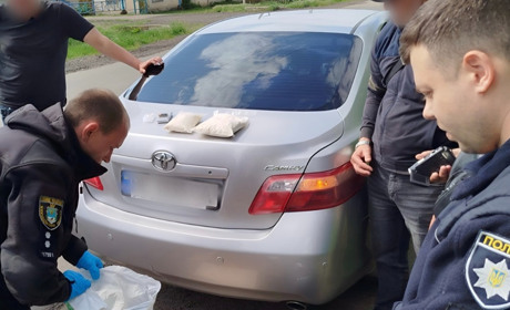 У Первомайську затримали наркоділка з кількома кілограмами психотропів