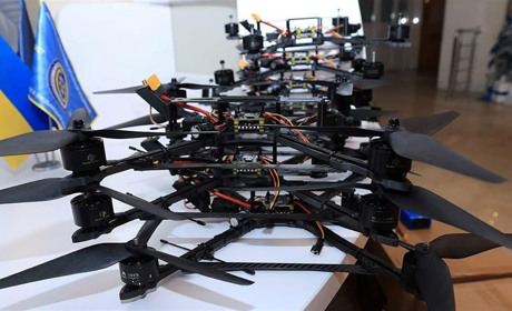 Хмельницькі атомники передали бойовим підрозділам поліції 50 FPV-дронів