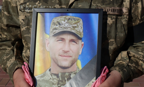Южноукраїнська громада попрощалася з старшим сержантом Валерієм Андронніковим