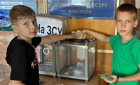 Діти із Вараша зібрали кошти на імпровізованому блокпосту в своєму дворі